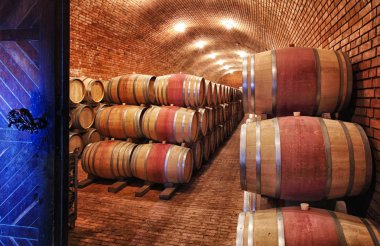 Şarap mahzenlerinde şarap fıçıları var.
