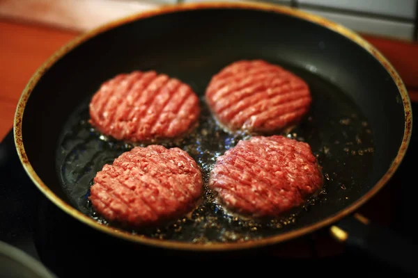 Fritovací Čtyři Kulaté Hovězí Maso Hamburger — Stock fotografie