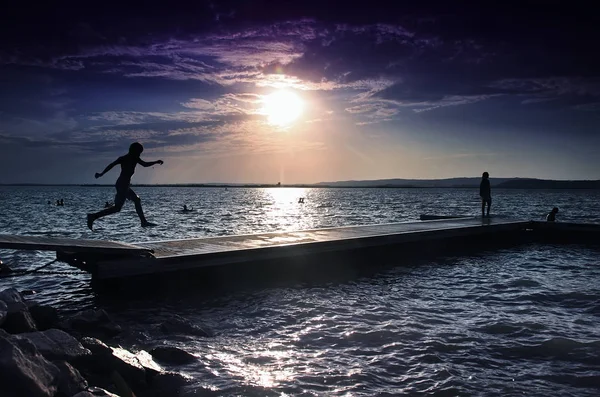 阳光下的海滩儿童跳跃 — 图库照片