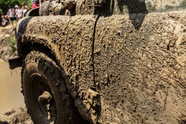 Deatil çamurlu jeep araba açık
