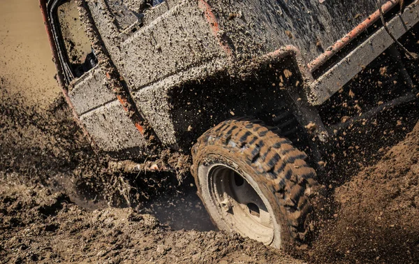 泥だらけの地形の中で水しぶきジープ車 — ストック写真
