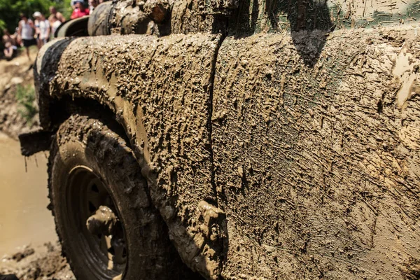 Deatil çamurlu jeep araba açık