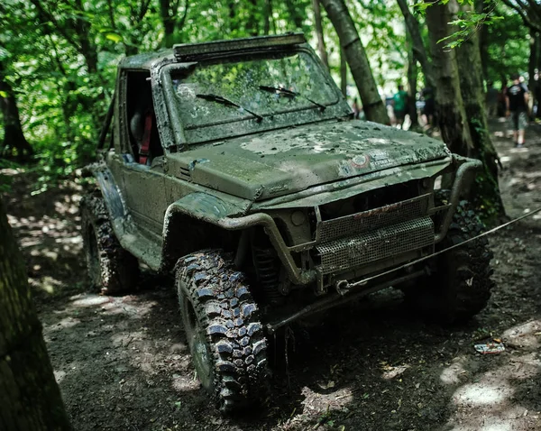 泥泞的军用吉普车在森林里 — 图库照片