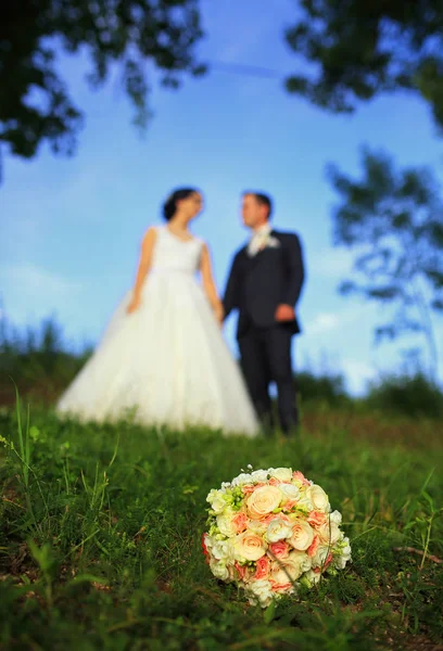 Young Wedding Couple Standing Outdoor — Stock Photo, Image