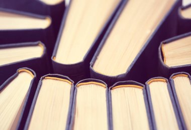 Edebiyat ve bilginin sembolü olan bir yığın kitap.