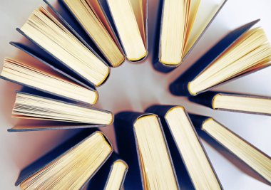 Edebiyat ve bilginin sembolü olan bir yığın kitap.