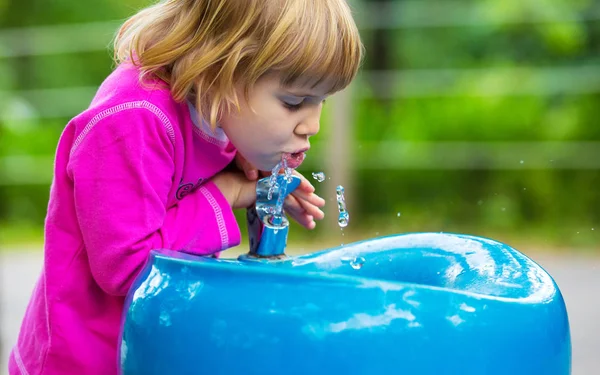 Dricksvatten För Småbarn Från Offentlig Fontän — Stockfoto