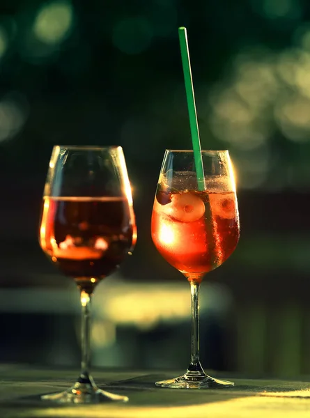 Due Bicchieri Con Vino Cocktail All Aperto — Foto Stock