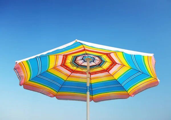 Dettaglio Ombrellone Spiaggia Cielo Blu — Foto Stock