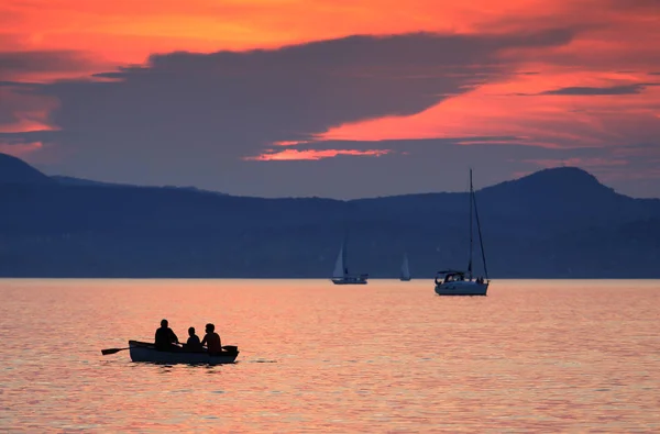 Ιστιοπλοϊκά Στη Λίμνη Μπάλατον Ηλιοβασίλεμα — Φωτογραφία Αρχείου