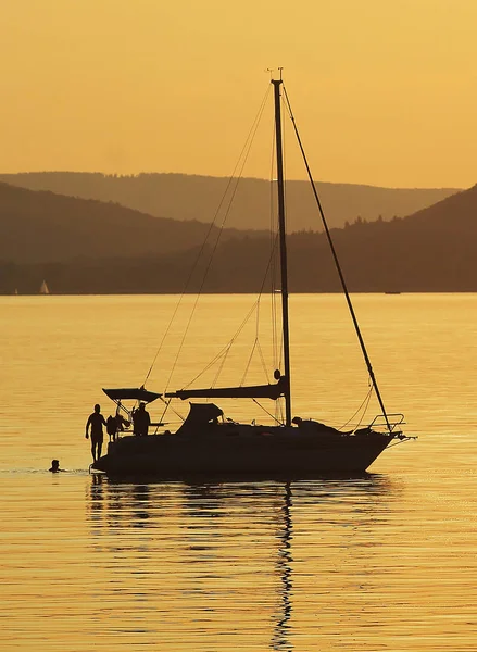 Segelboote Auf Dem Plattensee Bei Sonnenuntergang — Stockfoto