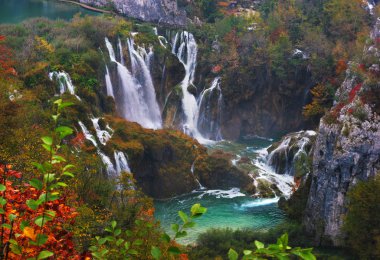 Şelale Milli Park Plitvice, Hırvatistan ile ormandaki güzel göl