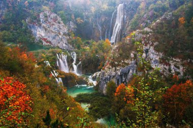 Şelale Milli Park Plitvice, Hırvatistan ile ormandaki güzel göl