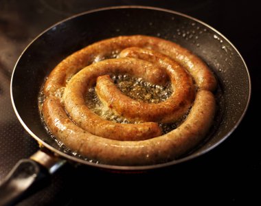 Fry evde içinde yuvarlak Sosis kızartma