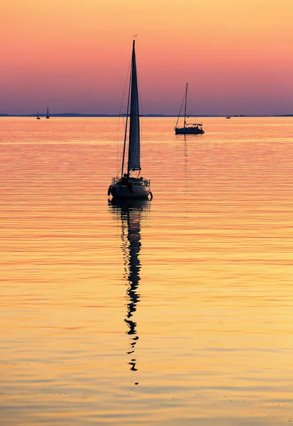 Gün Batımında Balaton Gölü Nde Yelkenli — Stok fotoğraf