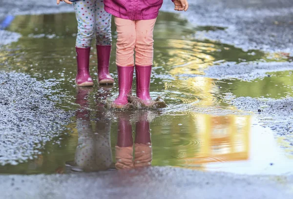 Verspieltes Kind Springt Nach Regen Stiefel Pfütze — Stockfoto