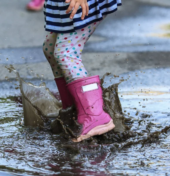 Bambino Giocoso All Aperto Saltare Pozzanghera Avvio Dopo Pioggia — Foto Stock