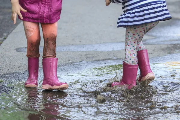 Speels Kind Outdoor Sprong Plas Laars Regen — Stockfoto