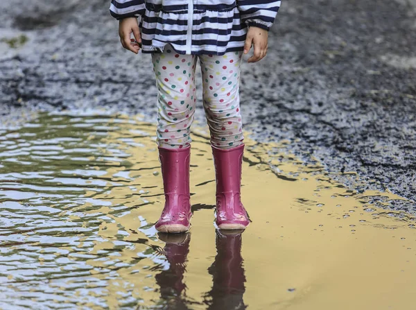 Verspieltes Kind Springt Nach Regen Stiefel Pfütze — Stockfoto