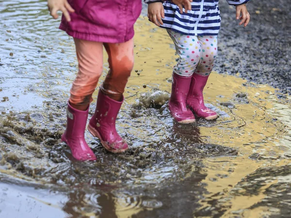 雨の後 ブーツで水たまりに遊び心のある子供の屋外ジャンプ — ストック写真