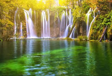 Şelale Milli Park Plitvice, Hırvatistan ile ormandaki güzel göl