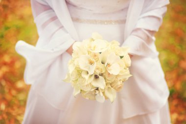 Gelinin elinde düğün buketi