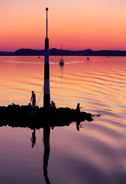 日没時にバラトン湖のセーリングボート — ストック写真