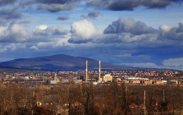 全景佩奇城市在匈牙利与发电站 — 图库照片