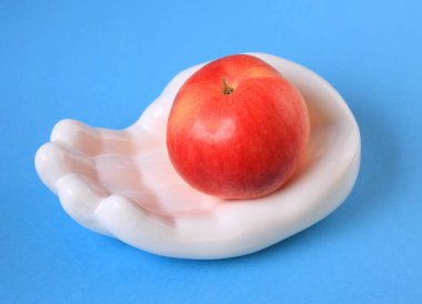 Çin eli kırmızı elmayı tutuyor