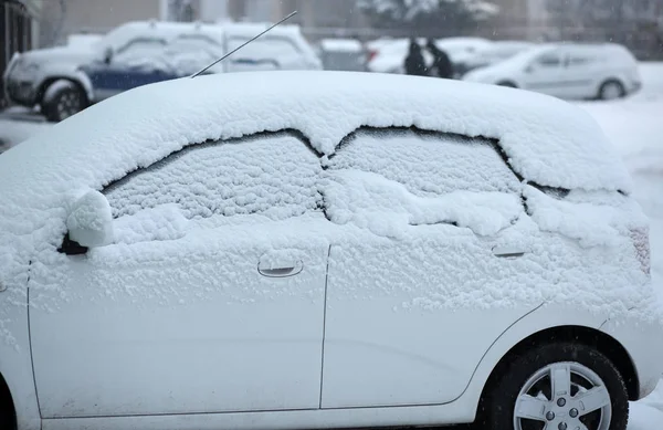 Gros Plan Une Voiture Recouverte Neige — Photo