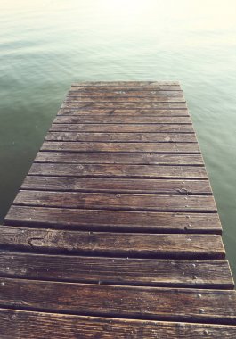 Göldeki yaya köprüsü balık tutmak için