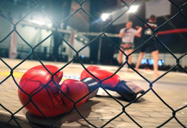 Ön planda boks eldivenleri ile Mma dövüş sahnesi