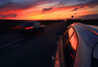 Gün batımında arabanın yan görünümü