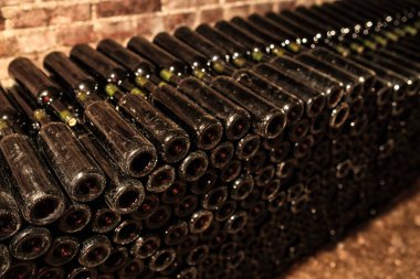 Mahzende şarap şişeleri yığını