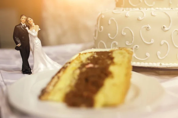 Minyatür Çift Heykelcik Ile Düğün Pastası — Stok fotoğraf