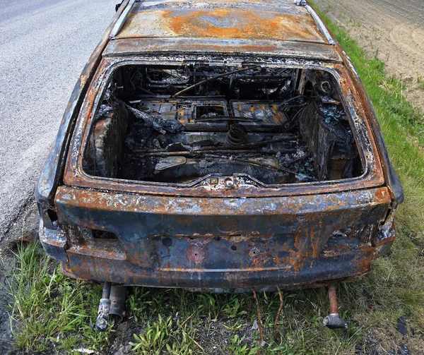 Spalony Samochód Stronie Drogi — Zdjęcie stockowe