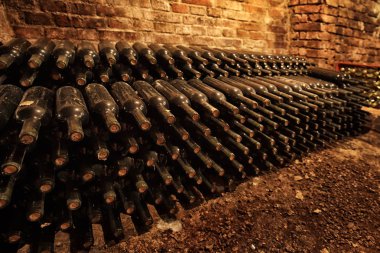 Mahzende şarap şişeleri yığını