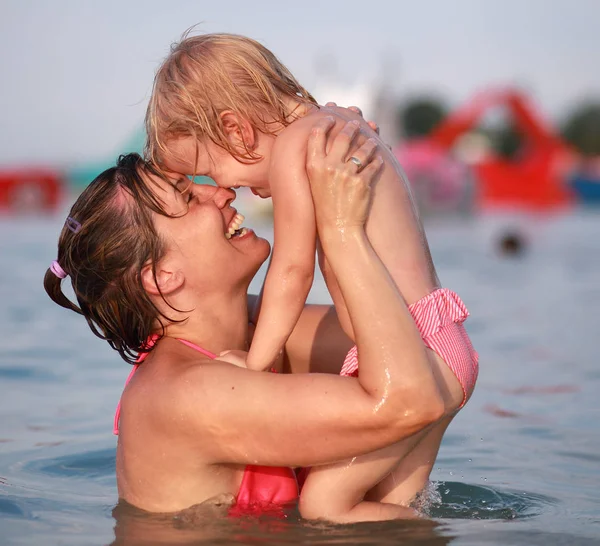 Moeder Met Haar Schattig Kind Het Water — Stockfoto