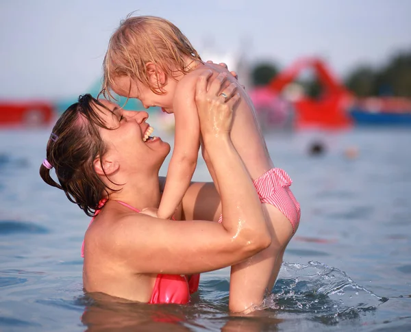 Mutter Mit Ihrem Süßen Kind Wasser — Stockfoto