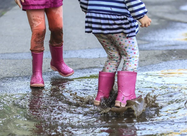 Bambino Giocoso All Aperto Saltare Pozzanghera Avvio Dopo Pioggia — Foto Stock