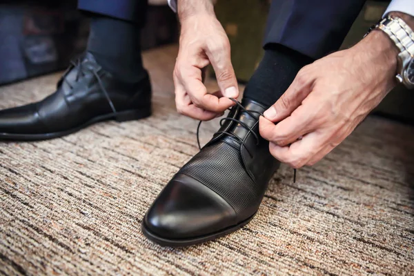 Homme Affaires Noeud Chaussures Dentelle Intérieur — Photo