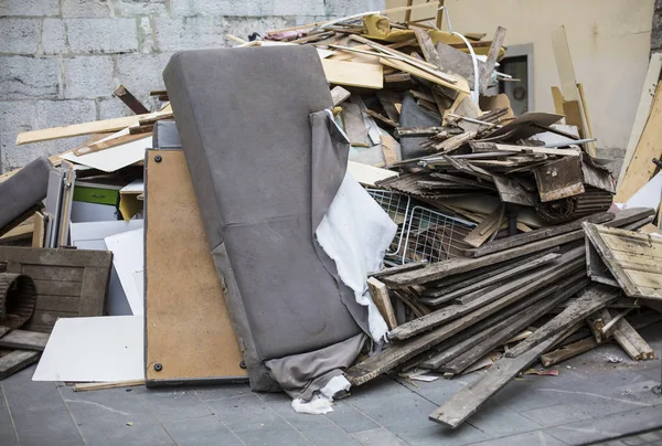户外堆放的家具废物 — 图库照片
