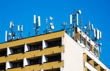 Çatıdaki mikrodalga verici antenleri