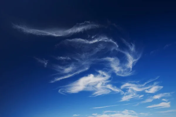 Mavi Gökyüzünde Sanatsal Şekil Sirrus — Stok fotoğraf