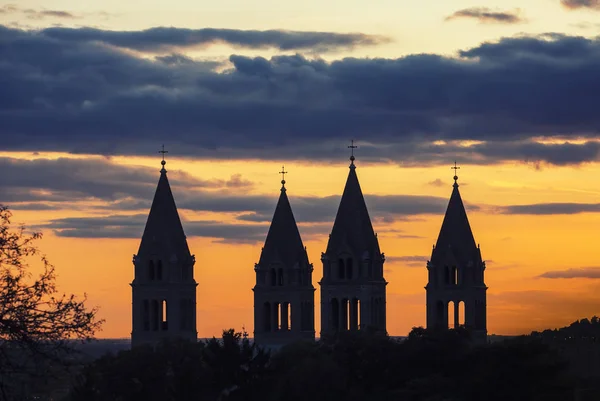 Quattro Torri Della Cattedrale Cristiana Pecs Ungheria Tramonto — Foto Stock