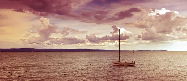 Ensom Seilbåt Balatonsjøen Ved Skyet Himmel – stockfoto