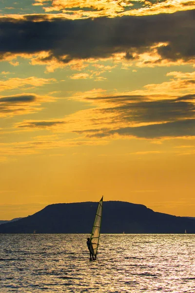 Windsurfen Het Balatonmeer Bij Zonsondergang Zomer — Stockfoto