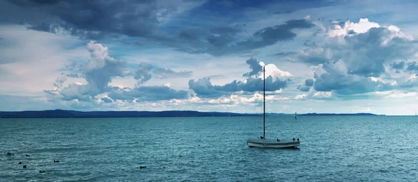 Barca Vela Solitaria Sul Lago Balaton Cielo Nuvoloso — Foto Stock