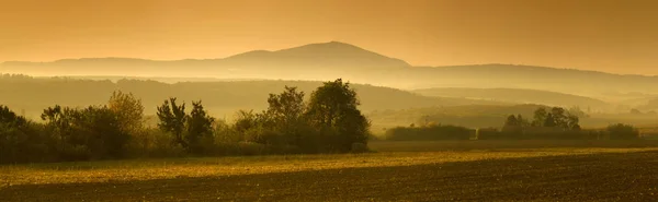 Krásná Mlhavá Krajina Panormatickém Pohledu Ranních Hodinách — Stock fotografie