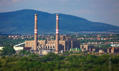 Macaristan 'daki Pecs kentinin elektrik santraline bak